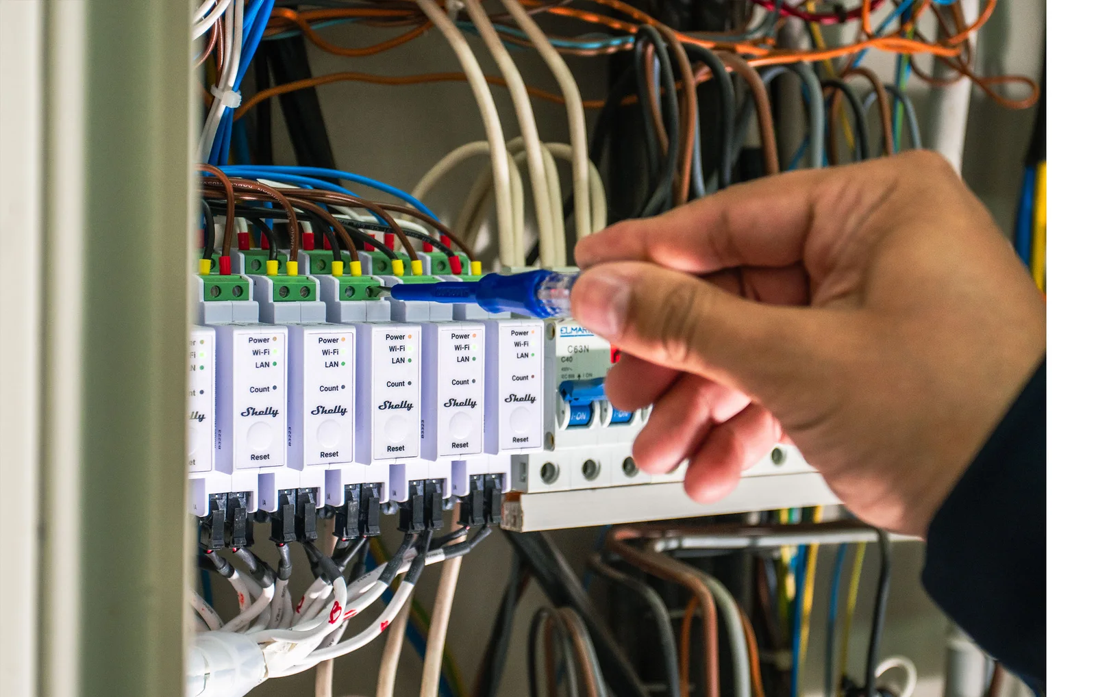 Ред Shelly PRO устройства на DIN шина с индикатори Power, Wi-Fi и LAN, до ABB автоматичен прекъсвач в табло